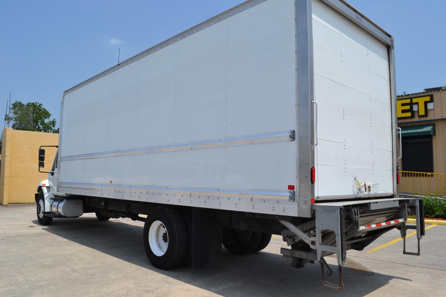 2018 WHITE /BLACK INTERNATIONAL 4300 with an CUMMINS ISB 6.7L 220HP engine, EATON FULLER PROCISION AUTOMATIC transmission, located at 9172 North Fwy, Houston, TX, 77037, (713) 910-6868, 29.887470, -95.411903 - 25,999LB GVWR NON CDL, 26FT BOX , 13FT CLEARANCE , 103" X 102", WALTCO 3,000LB CAPACITY ALUMINUM LIFT GATE, 70 GALLON FUEL TANK, AIR RIDE , COLD A/C, CRUISE CONTROL - Photo #6